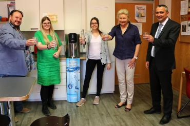 Gruppenfoto beim Wasser-Test (von links): Timo Meister (Stellv. Schulleiter), die Studierenden Jule Scheuermann und Michaela Tischinger, Dr. Sigrid Christeiner (Schulleiterin) und Bernd Mielich (RVB Ries) 