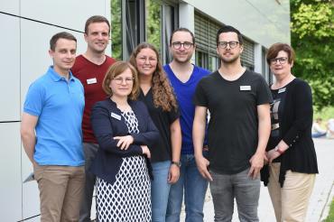  Foto: JU-Mitglieder überraschten die Pflegeschule mit einer Brotzeitspende: Ulrich Oertel, Daniel Schubert, die stellvertretende Schulleiterin Karin Lüdtke-Engel, Stefanie Ziegan, Lucas Hell, Michael Harsch und Schulleiterin Karola Rigel (von links). 