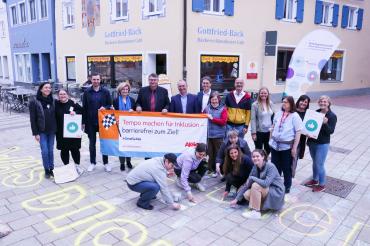 Zu sehen ist ein Gruppenfoto bei der Straßenmalaktion in Donauwörth. 