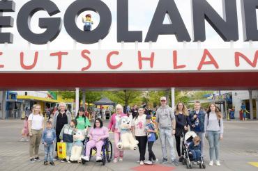 Gruppe Menschen vor dem Legoland Deutschland. 