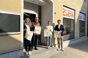 Zu sehen sind Susanne Vogl, Helmut Weiß, Claudia Relovsky, Matthias Thienel mit Brotbeuteln in Händen. 