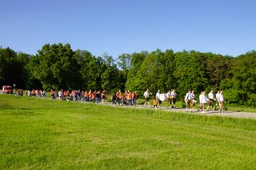 Zu sehen ist der Marsch von den TTC-Vereinsmitgliedern nach Wittesheim.
