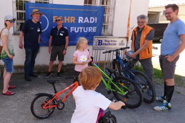 Zu sehen sind mehrere Personen bei der Codier-Aktion in Donauwörth. 