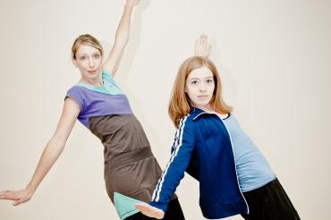 Zu sehen sind zwei Frauen beim Tanzen. 