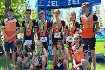 Zu sehen sind die Triathleten des TSV Harburg. 
