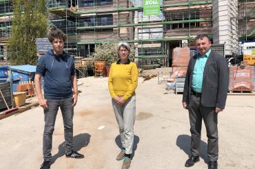 Zu sehen sind Nico Ach, Eva Münsinger und Albert Riedelsheimer vor dem Donauwörther Gymnasium.