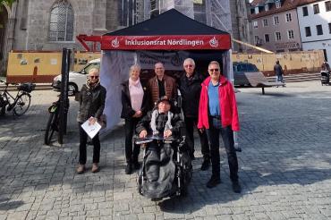 Zu sehen ist der Inklusionsrat Nördlingen vor ihrem Stand vor dem Daniel.