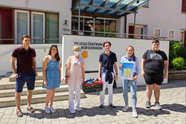 Übergabe der Spenden vor dem Bürgerheim.