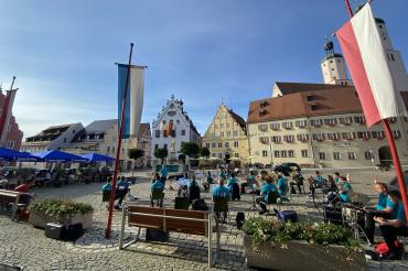 Zu sehen sind Musikanten auf dem Marktplatz in Wemding. 