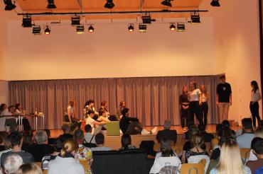 Zu sehen ist ein Ausschnitt der Premiere des Stücks "Der Versuch" in THG Nördlingen.