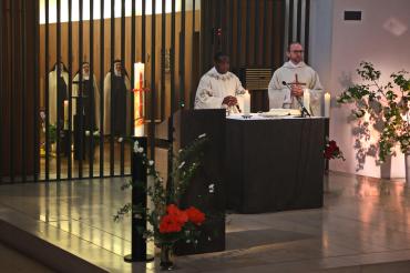 Zu sehen ist ein Ausschnitt eines Gottesdienstes. 