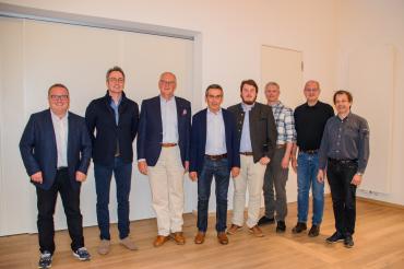 Zu sehen sind die Teilnehmer der Innungsversammlung der Zimmerer. 