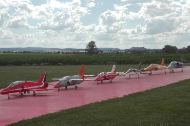 Zu sehen sind mehrere Modellflugzeuge. 