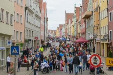 Zu sehen ist eine Menschenmenge auf der Reichsstraße in Donauwörth.