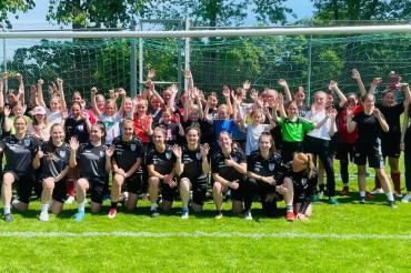 Zu sehen sind eine Gruppe Mädchen vor einem Fußballtor. 