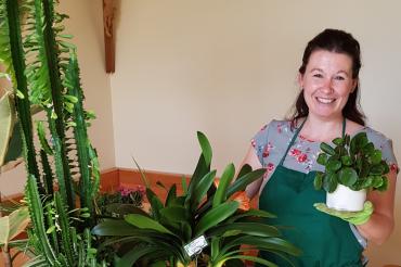 Zu sehen ist Sonja Fäustlin mit einigen Zimmerpflanzen. 