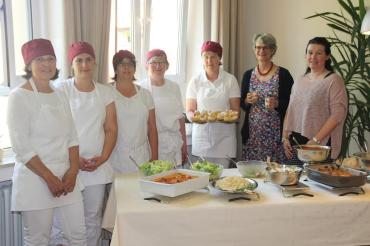 Das Bild zeigt von links die Schülerinnen Hermine Thum, Anja Kaußler, Bettina Kapfer, Carmen Schweinstetter, Helga Kollmann sowie die Schulleiterin Brigitte Steinle und Sonja Fäustlin, Fachlehrerin für Küchenpraxis.