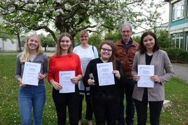 Das Bild zeigt die Schülerinnen mit den besten Seminararbeiten der Hans-Leipelt-Schule.