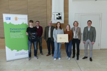 Das Bild zeigt die Übergabe des Klimakoffers an das THG.