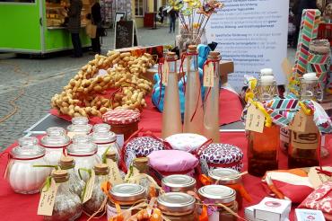 Das Bild zeigt den Wochenmarktstand der Hermann-Keßler-Schule mit den liebevoll handgefertigten Waren.