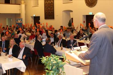 Das Bild zeigt die Mitgliederversammlung der Raiffeisen-Volksbank Ries.