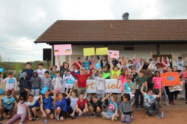 Das Bild zeigt einen Spendenlauf für die Ukraine.