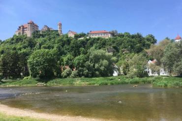Schloss Harburg vom Wörnitzstrand aus fotografiert. 