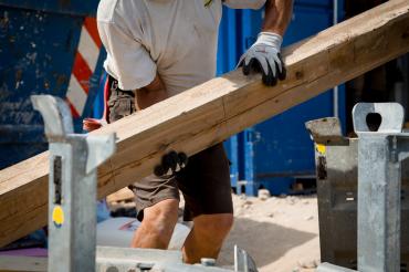 Das BIld zeigt einen Bauarbeiter bei der Arbeit.