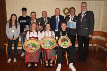 Zu sehen sind die Schützenkönig*innen und Gäste der Königsfeier Schmähingen. 