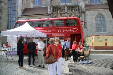 DAs Bild zeigt den Info-Bus der Gesundheitsinitiative „Herzenssache Lebenszeit“ Nördlingen