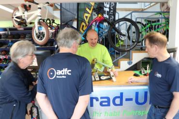 Das Bild zeigt Toni Uhl mit seiner Codier-Maschine.