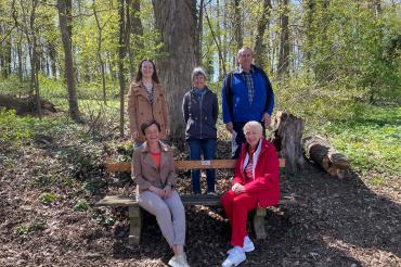 Das Bild zeigt eine Ruhebank mit dem Hinweisschild.