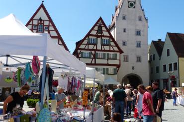 Das Bild zeigt den Kunsthandwerkmarkt Monheim.
