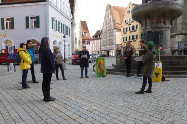 Das Bild zeigt Personen bei der Mahnwache am Kriegerbrunnen.