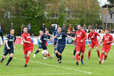 Das Bild zeigt das Spiel des TSV Rain gegen den FC Pipinsried.