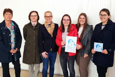 Das Bild zeigt die Urkundenübergabe an die Oettinger Brauerei