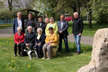 Das Bild zeigt Personen die auf der neuen Ruhebank in Munningen sitzen.