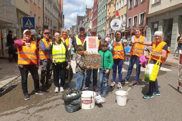Das Bild zeigt die Freiwilligen Helfer der Säuberungsaktion.