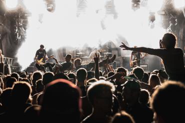 Blick auf eine Bühne vom Zuschauerraum. 