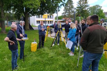 Das Bild zeigt den Vermessungstag der Fritz-Hopf-Technikerschule.