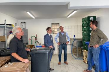 Um sich selbst ein Bild vom Baufortschritt zu machen, besuchte Oberbürgermeister David Wittner die Räume, in denen schon bald ehrenamtlichen Helfer Lebensmittel für den Verkauf im CaDW aufbereiten können