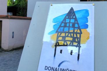 Rieder Tor  in Donauwörth mit Plakat der Benefizaktion