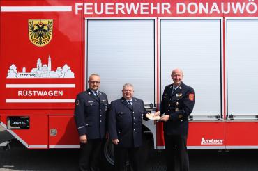 Stecker (links) und Zobel (rechts) bedanken sich bei Moos (Mitte) und nehmen das Geld entgegen.