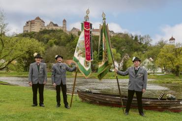 Harburger Schützen halten Fahnen vor der Burg. 