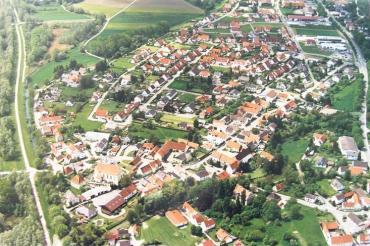 Luftbild der Gemeinde Tapfheim. 