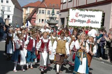 Kinder beim Umzug am Stadtmauerfest 