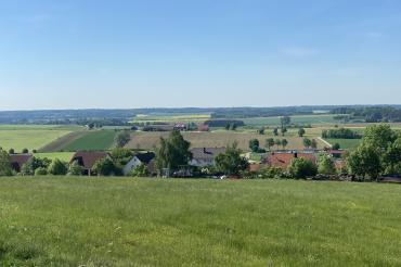 Blick vom Aufhausener Berg auf Forheim. 