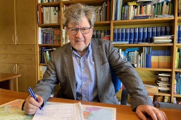 Dr. Andreas Mack an seinem Schreibtisch. 