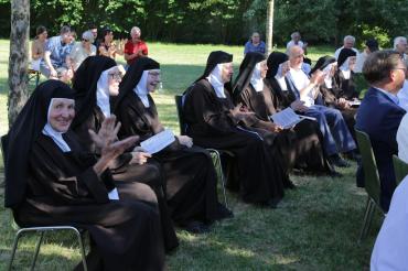 Zu sehen sind einige Karmelitinnen und andere Besucher auf dem Kirchweihfest der Klosterkirche Wemding.