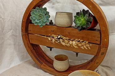 Zu sehen ist handgefertigte Keramik von Eva Schneid. 